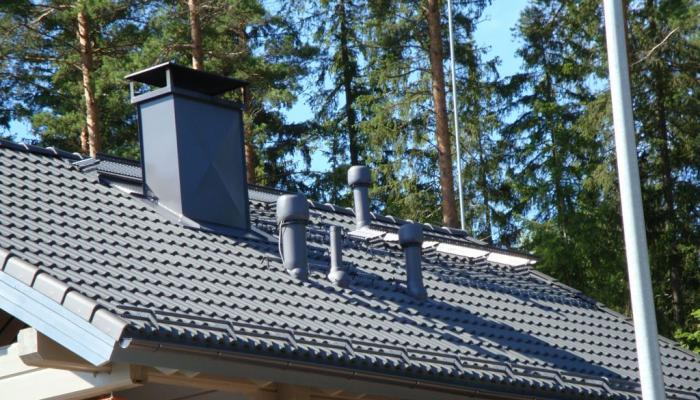 Installation eines Lüftungsrohrs auf dem Dach